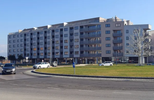 Število prodanih stanovanjskih nepremičnin upada in je na ravni 
izpred desetih let, je danes objavil državni statistični urad.