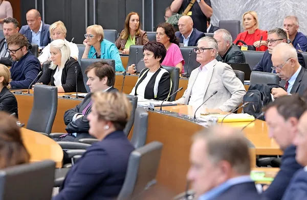 Državni zbor je z 51 glasovi za in 22 proti vnovič potrdil zakon o 
interventnih ukrepih na področju zdravstva, dela in sociale ter z 
zdravstvom povezanih vsebin, na katerega je državni svet v torek 
izglasoval veto. 