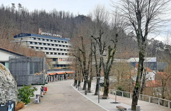 V družbi načrtujejo postavitev več sončnih elektrarn, med drugim 
tudi na objekte znotraj Parka Postojnska jama.  