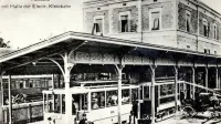   Železniška postaja Matulji Opatija. Spredaj tramvaj, ki je vozil po letu 1905 za Opatijo.
