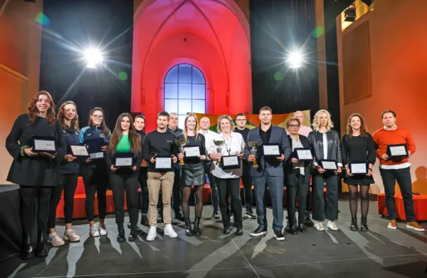 Vsi letošnji športni nagrajenci po prireditvi v dvorani sv. 
Frančiška