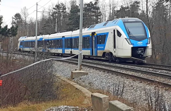 Potniški vlak je v četrtek zjutraj zbil štiri delavce, ki sploh niso 
vedeli, da vlak prihaja.