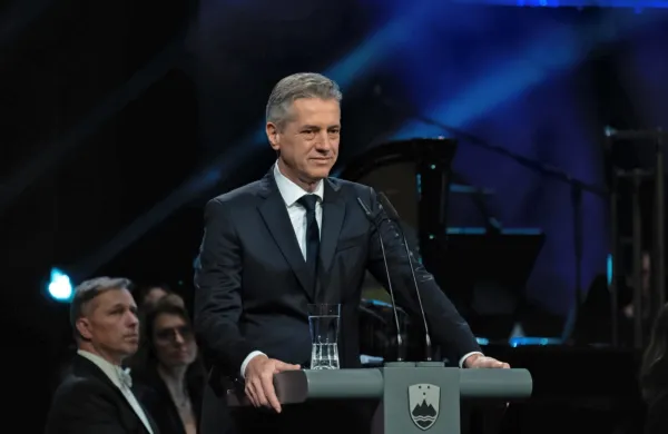 Premier Robert Golob je na državni proslavi pred dnevom 
samostojnosti in enotnosti izpostavil, da je bila osamosvojitev 
države zgodba o uspehu. A jo moramo vsak dan znova dograjevati.