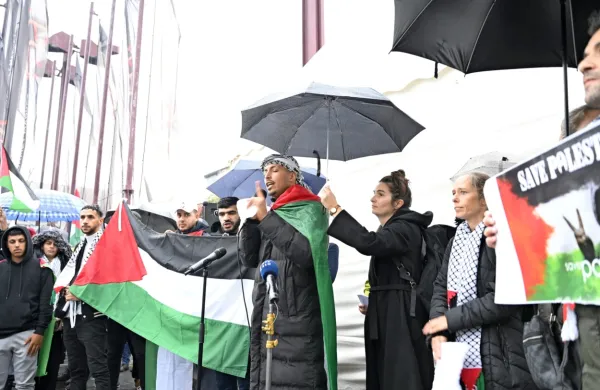 O grozotah vojne ozaveščajo protestniki po vsem svetu. Tudi v 
Ljubljani.