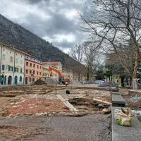 V središču  Vipave so spomladi začeli prenovo Glavnega trga. Ta je 
ob pozitivnih  sprožila tudi negativne odzive, zaradi zapore predvsem lastnikov lokalov.  Občini pa največ sivih las povzroča 
vrednost naložbe - tri milijone evrov. Prvo fazo prenove naj bi 
končali spomladi. Bolj zadovoljni so bili  arheologi, ki so pod 
asfaltom odkrili dragocene ostaline preteklosti od rimskega 
obdobja naprej.  