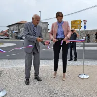 Brici so 40 let čakali na  obvoznico Kojskega, junija letos pa so jo le 
dočakali. Država jo je  gradila v več fazah, več kot  dva kilometra 
dolga cesta s krožiščem je vredna 6,3  milijona evrov. Občina, ki 
gosti kolesarske dirke in tudi kolesarske turiste, je obenem letos 
dobila tudi prvo kolesarsko stezo  med Vipolžami in Dobrovim. 