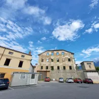 Letos je Stari mlin dobil novega lastnika: občina Ajdovščina ga je 
prodala  za 177.660 evrov družbi Meridian Management s sedežem 
v Ljubljani in tudi z ruskimi lastniki. Tam naj bi leta 2026 zgradili 
štirizvezdični hotel z restavracijo, centrom spa  in vinoteko. 
Največja naložba občine je sicer bila  pet milijonov vredna 
povezava vodovodnih sistemov  Skuk in Hubelj. 