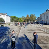 Letos so v mestni občini zaznamovale priprave na  največje 
naložbe v okviru  Evropske prestolnice kulture, pa tudi burno  
dogajanje okrog zavoda GO!  2025. Slednji je po odstopu Gorazda 
Božiča dobil začasno vodjo Mijo Lorbek, letos pa sta država in EZTS 
podpisala pogodbe za prenovo ključnih objektov za EPK:  železniške postaje, Trga Evrope ter stavb, kjer bosta centra EPIC in 
Super Osmica. Na to območje na obeh straneh meje naj bi v 
prihodnjih letih vložili kar 117 milijonov evrov. 