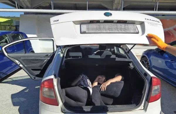Tihotapci  nezakonitih migrantov  so  vse  bolj  predrzni  in  tujce  pogosto  stlačijo  v  prtljažnik avtomobila ter 
tako  ogrožajo njihovo  varnost  (fotografija je  simbolična).  