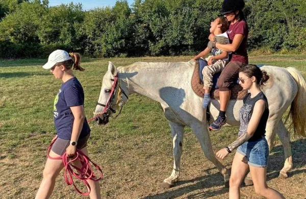  V društvu si zelo želijo, da bi  “svojim” otrokom lahko še naprej 
zagotavljali hipoterapijo.    