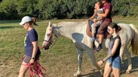  V društvu si zelo želijo, da bi  “svojim” otrokom lahko še naprej 
zagotavljali hipoterapijo.    
