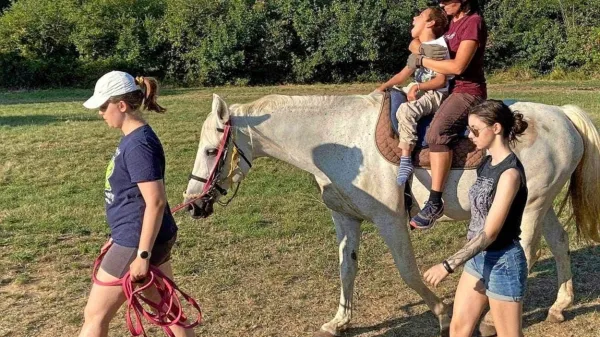  V društvu si zelo želijo, da bi  “svojim” otrokom lahko še naprej 
zagotavljali hipoterapijo.    