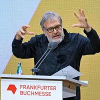 Častno gostovanje na Frankfurtskem knjižnem sejmu je bil najbrž 
največji kulturni projekt v samostojni Sloveniji. Zaznamovali so ga 
številni dogodki, pogovorni in filmski večeri, koncerti, še danes pa 
najbrž odmeva govor filozofa Slavoja Žižka, ki je na otvoritvi s kritiko 
dogajanja v Gazi  razburil del nemške in domače javnosti.