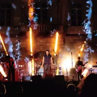 Leto 2023  si bodo zapomnili tudi člani kolektiva Laibach. Zaradi “polemik” jim sicer ni uspelo izpeljati za 
konec marca napovedan koncert v Kijevu, so pa po lanski premieri  inscenacije  Alamuta  letos  izvirno 
simfonično delo pripeljali v Bartolov domači Trst in še v Frankfurt pod okriljem   častnega gostovanja 
Slovenije na knjižnem sejmu. Ob dnevu državnosti so nastopili tudi v Piranu, kjer so na Tartinijevem trgu 
razburili s  kontroverznimi projekcijami, odigrali pa so tudi svojo različico skladbe O, Triglav, moj dom. 