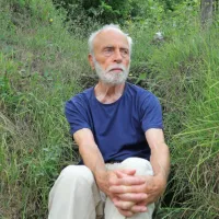    Ko je v prvi polovici julija odjeknila vest, da se je za vedno poslovil Marjan 
Tomšič, eden najbolj markantnih predstavnikov slovenske pokrajinske 
fantastike , se je za hip zazdelo, da se je svet čisto zares ustavil. Za Istrane 
je bil sicer “forešt”, a brez negativnega prizvoka. Več kot pol stoletja je bil 
zvest deželi pod Kraškim robom in ljubezen do nje prelil na papir.  

            

  

         

                     

   

                                       

