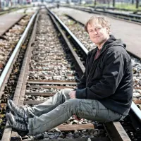 V letu 2023 smo se poslovili tudi od enega najostrejših jezikov 
slovenskega radija. Za vedno je ugasnil mikrofon Saša Hribarja, 
idejnega vodje redne petkove satirične oddaje Radio Ga Ga. Za seboj je 
pustil praznino, ki ne mori le njegovih domačih, prijateljev,  sodelavcev 
in poslušalcev.  Velik  krater je ostal tudi na področju slovenske satire.  