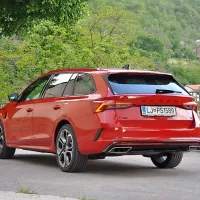 Po statistiki prvih 11 mesecev letošnjega leta je Škoda octavia med 
kupci najbolj priljubljen avtomobil. Registriranih je bilo 1622 
primerkov.