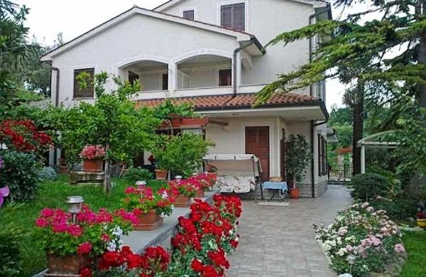 Dolgo časa ni bilo znano, kdo je odštel več kot dva milijona evrov za objekt Guest House Zudić v Strunjanu, v katerem so štirje apartmaji.