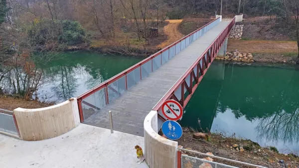 Brv povezuje bregova reke Vipave v soteski Pekel in je sestavni del 
približno 40 kilometrov dolge tematske poti.