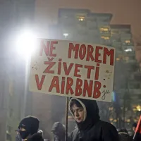V Ljubljani so mladi protestirali za več javnih prostorov in opozorili 
na pomanjkanje ustreznih stanovanj v državi. 