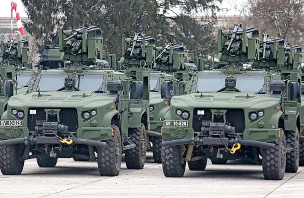 V koprsko pristanišče je prispelo 37 lahkih kolesnih vozil oshkosh, 
ki jih je obrambno ministrstvo od ZDA kupilo po sistemu vlada 
vladi.
