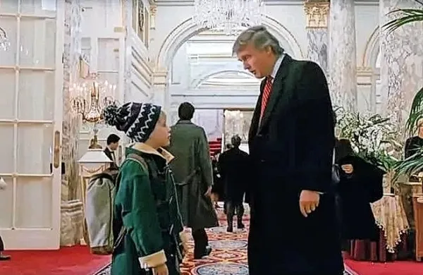Trump v filmu glavnega igralca otroka Macaulayja Culkina sreča v 
avli hotela Plaza in z njim izmenja nekaj besed.
