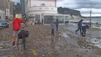 Jesenske nevihte so prizadele Piran (na fotografiji) ter tudi Izolo, Koper 
in Ankaran. Odgovorni so se pogovarjali o protipoplavni zaščiti ter 
novih ceveh za meteorne in fekalne vode. Meščani so medtem reševali, 
kar so lahko. V Izoli so na ulice stekle fekalije, poplavilo je koprski Trg 
Muda, valovi pa so pretresli tudi mandrač na Sv. Katarini.  