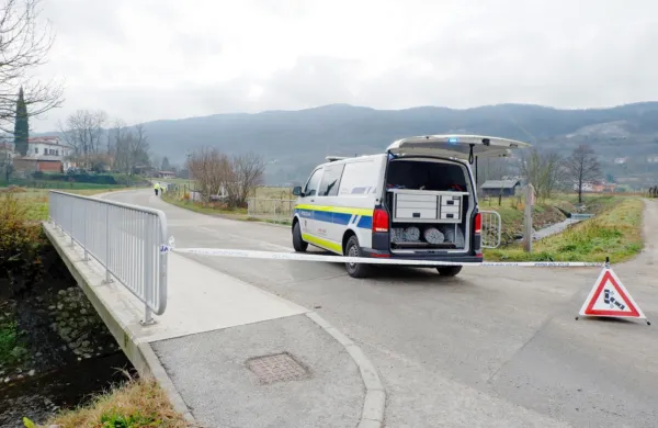 Novogoriški  policisti  okoliščine  tragične  nesreče,  ki se  je  zgodila  
pri  Renčah  pred  dobrim  tednom,  še intenzivno preiskujejo in 
iščejo  pobeglega   voznika.  