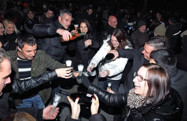Ples, vesel nasmeh in žlahtna kapljica bodo pospremili slovo od 
leta 2023, medtem ko so petarde povsod nezaželene. 