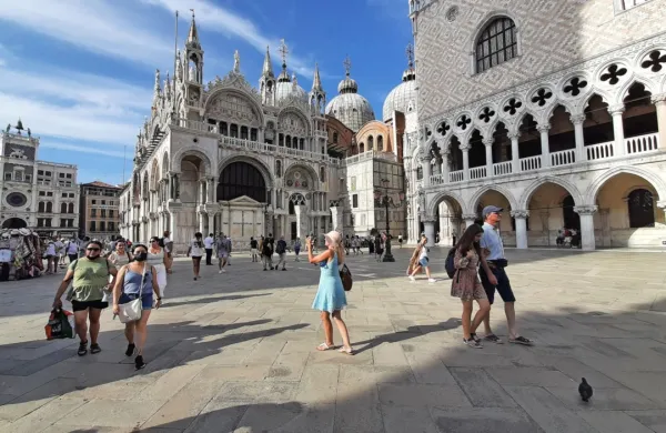 V Benetkah od junija prepoved za velike turistične skupine