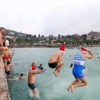 Novo leto pozdravili s skokom v morje (FOTO)