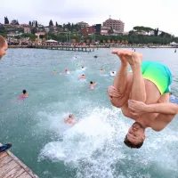 Novo leto pozdravili s skokom v morje (FOTO)