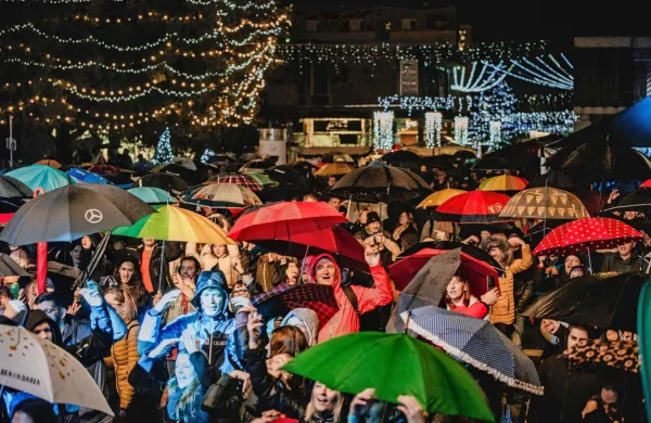 V Novi Gorici so silvestrovali pod dežniki.