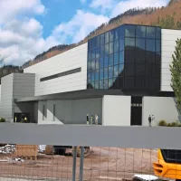 Hidria je leto začela z zgodovinsko najvišjo naložbo v tehnološki 
center za proizvodnjo delov rotorjev in statorjev. Čeprav so ji skozi 
leto naročila padala, je prvi del centra skoraj končan. Tudi 
Kolektor je z novo zgradbo povezal dve obstoječi, a je imel na 
matični lokaciji ob 60. obletnici več težav in višji padec naročil.

