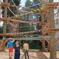 Cerkno je lani dobilo nov adrenalinski park in obnovljene žičniške 
naprave na Smučarskem centru  Cerkno, ki vse bolj stavi na letni 
turizem. Kljub temu je  z 41 tisoč nočitvami zabeležilo kar 30-odstotni 
padec v primerjavi z letom prej.  Idrija, ki za to neobstoječo dejavnost 
razmetava veliko več denarja,  je občepela pri  slabih 25.000 nočitvah iz 
leta 2022.





