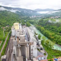 V srednjem delu Soške doline  je bilo dogajanje tako ali drugače povezano z družbo Salonit Anhovo. Občina 
Kanal ob Soči se je jasno izrekla proti povečanju sosežiga odpadkov in proizvodnje v Salonitu in v novi strategiji 
oskrbe z vodo potrdila, da bodo prebivalce Anhovega, Deskel in bližnjih zaselkov oskrbovali z vodo iz Mrzleka 
in ne več iz Salonitove vodarne Močila. In medtem ko se je na pobudo ekoloških gibanj začel postopek  za 
spremembo zakona o varstvu okolja, s katerim se izenačuje mejne vrednosti izpustov iz sežigalnic in 
sosežigalnic, je občina Salonitu napovedala višje nadomestilo  za uporabo stavbnega zemljišča.  

