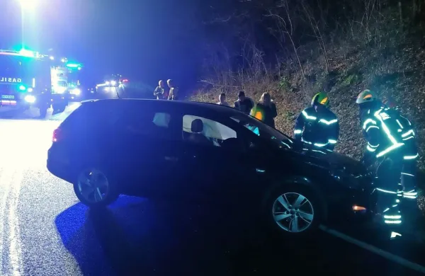 Nesrečo pri Dolenjah je v petek popoldne zakrivil močno pijani 
voznik.