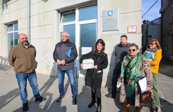 Civilna iniciativa Gibanje za Izolo je novembra 2021 zbrala dovolj 
podpisov in občina je morala razpisati referendum. 
