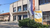 Spor med Domom na Krasu ter nekdanjo vršilko dolžnosti in 
kandidatko za direktorico zavoda Nevenko Ražman se seli na višje 
delovno in socialno sodišče. 