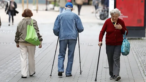 Vdove oziroma vdovci, ki že prejemajo vdovsko pokojnino ali 
poleg lastne pokojnine tudi del vdovske pokojnine in je ta nižja od 
744 evrov, morajo za izplačilo zagotovljene vdovske pokojnine na 
zavod vložiti posebno vlogo do 31. decembra 2024.