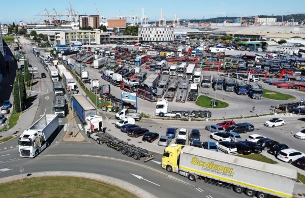  Donedavni  kamionski  terminal nasproti  nakupovalnega središča  
Park Center Koper je v mestu povzročil nemalo prometnih  
zamaškov.    