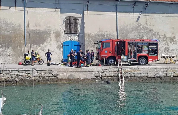 Preiskava  okoliščin  tragične  nesreče  pri  skladiščih soli je kriminaliste pripeljala  do  ugotovitve,  da je voznik  z  avtom namerno zapeljal  v morje. 