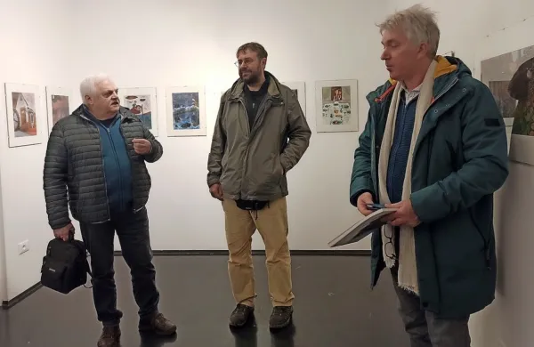  Štefan Turk (v sredini) velja za enega od ustvarjalcev, ki so 
kulturno umeščeni v naš prostor, a ga obenem presegajo v imenu 
univerzalnih vrednot.  