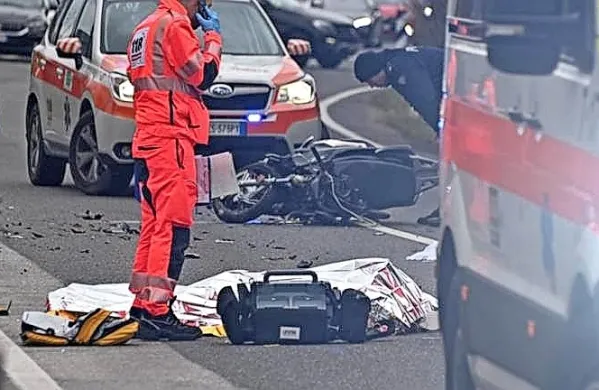 Kot poroča Primorski dnevnik, naj bi moški izgubil nadzor nad 
vozilom in trčil v zid. 