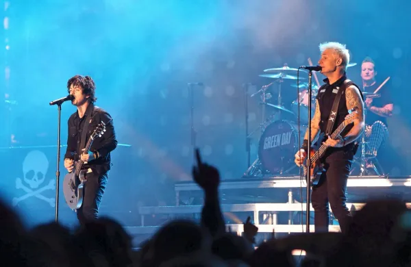 Skupina Green Day se podaja na evropsko turnejo. 