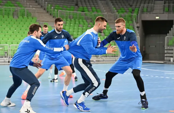 Aleks Vlah (v sredini) se je kljub občasnim bolečinam v kolenu  v Stožicah že priključil treningom z reprezentančnimi soigralci.