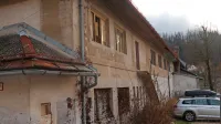 Če bi idrijski občinski svetniki več znali in razumeli pomen NO, bi 
posameznim zaselkom ne bilo potrebno prekuhavati vode, desetletja čakati na vodovode, prečiščevanje voda, boljše ceste, 
športne objekte in imeti “kulturne” dvorane v bivšem rudniškem 
hlevu (na fotografiji).