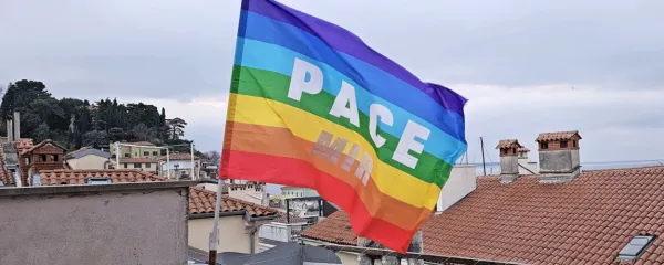 Na terasi Pirančanke Lorne Lovrečič plapola dvojezična zastava 
miru, vidna daleč naokrog