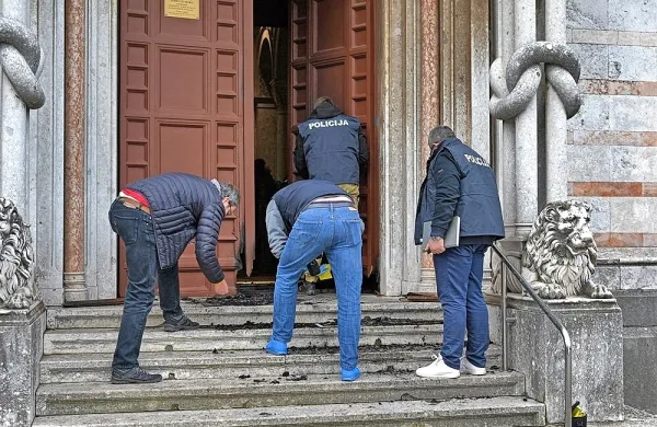 Danes zjutraj so zagorela vrata Mornaričke cerkve na Jeretovi ulici 
v Pulju.