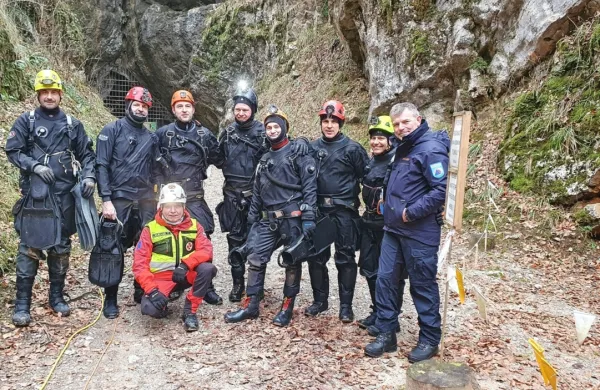 Reševalna ekipa jamarskih potapljačev, ki se je danes prebila do 
ujetih v jami in jih na čolnu vlekla skozi zalite prehode proti 
izhodu.